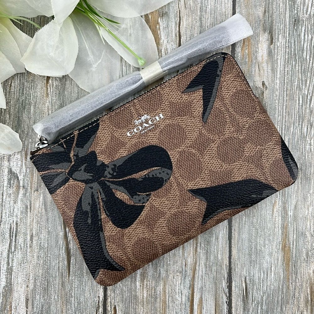 Coach Corner Zip Wristlet In Signature Canvas With Bow Print Bag Wallet Purse